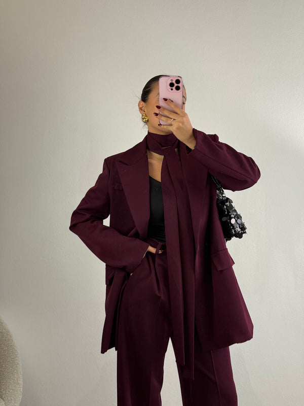 Tailleur bordeaux con cinta
