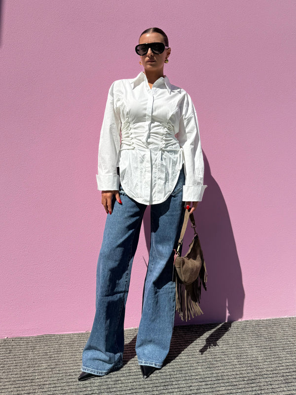 Camicia bianca con strighe