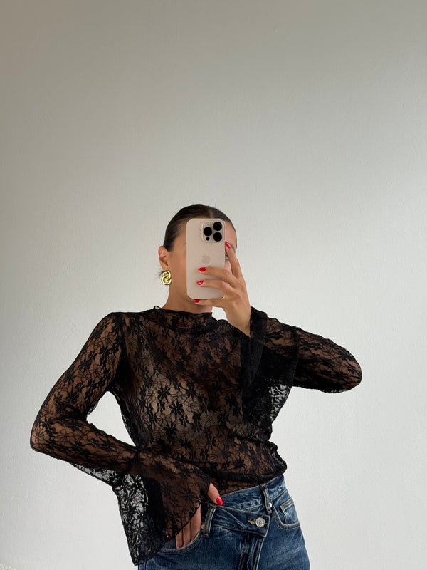 Top in pizzo con maniche a campana