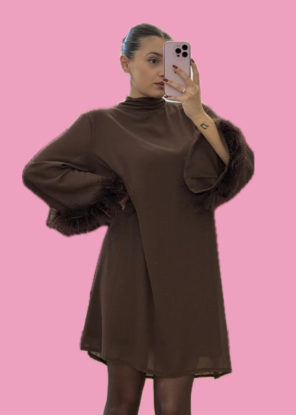 Abito Piume sulle maniche