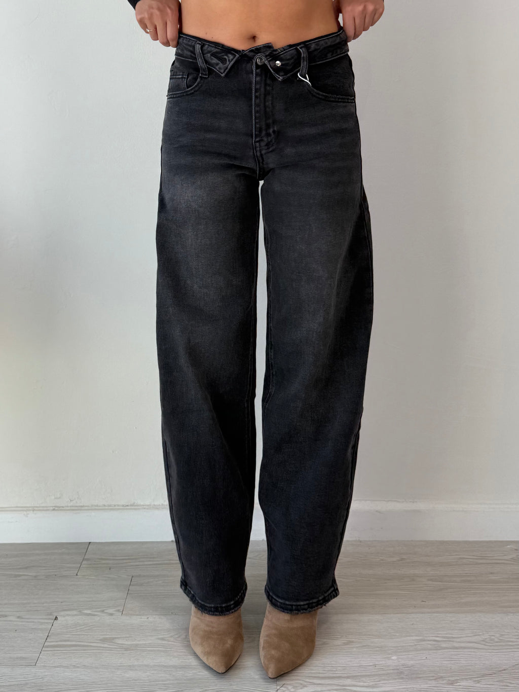 Jeans Ballon nero con risvolto in vita