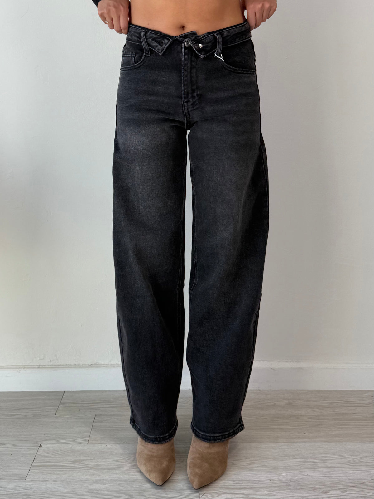 Jeans Ballon nero con risvolto in vita