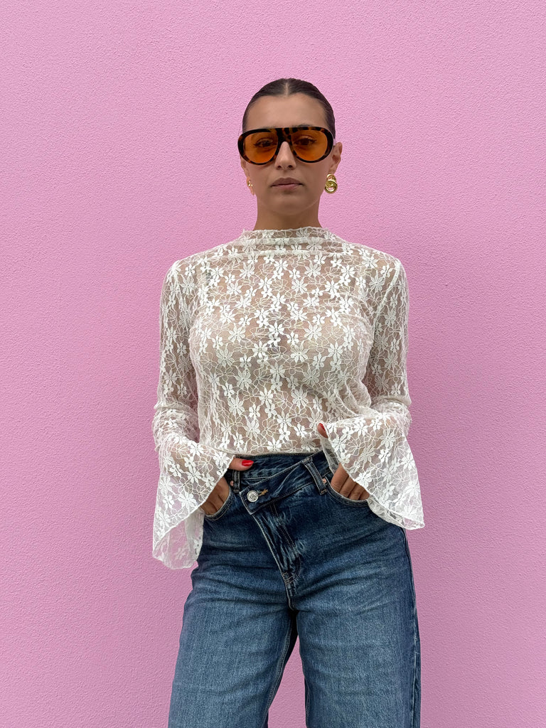 Top in pizzo con maniche a campana