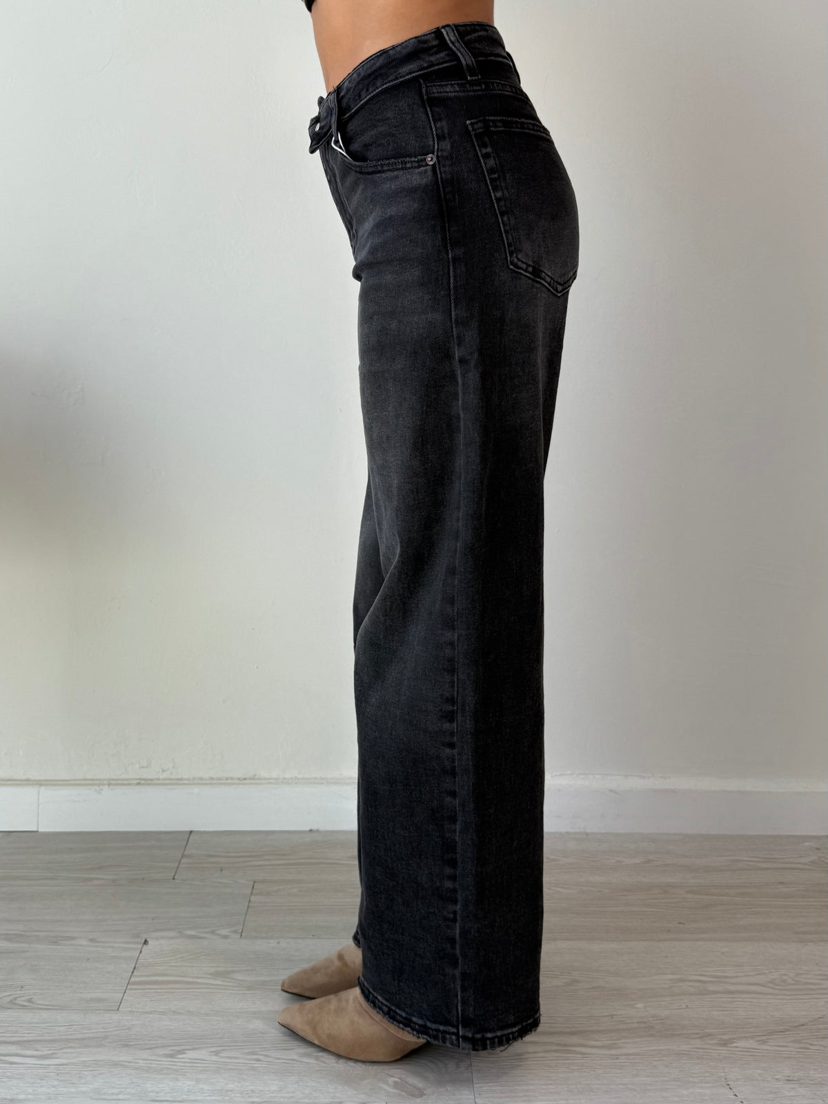 Jeans Ballon nero con risvolto in vita
