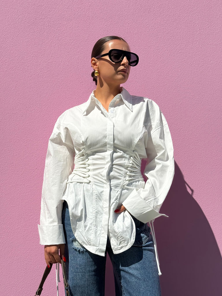 Camicia bianca con strighe