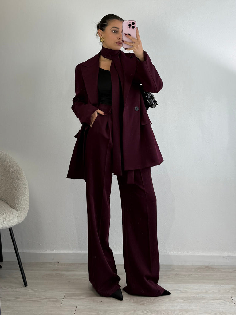 Tailleur bordeaux con cinta