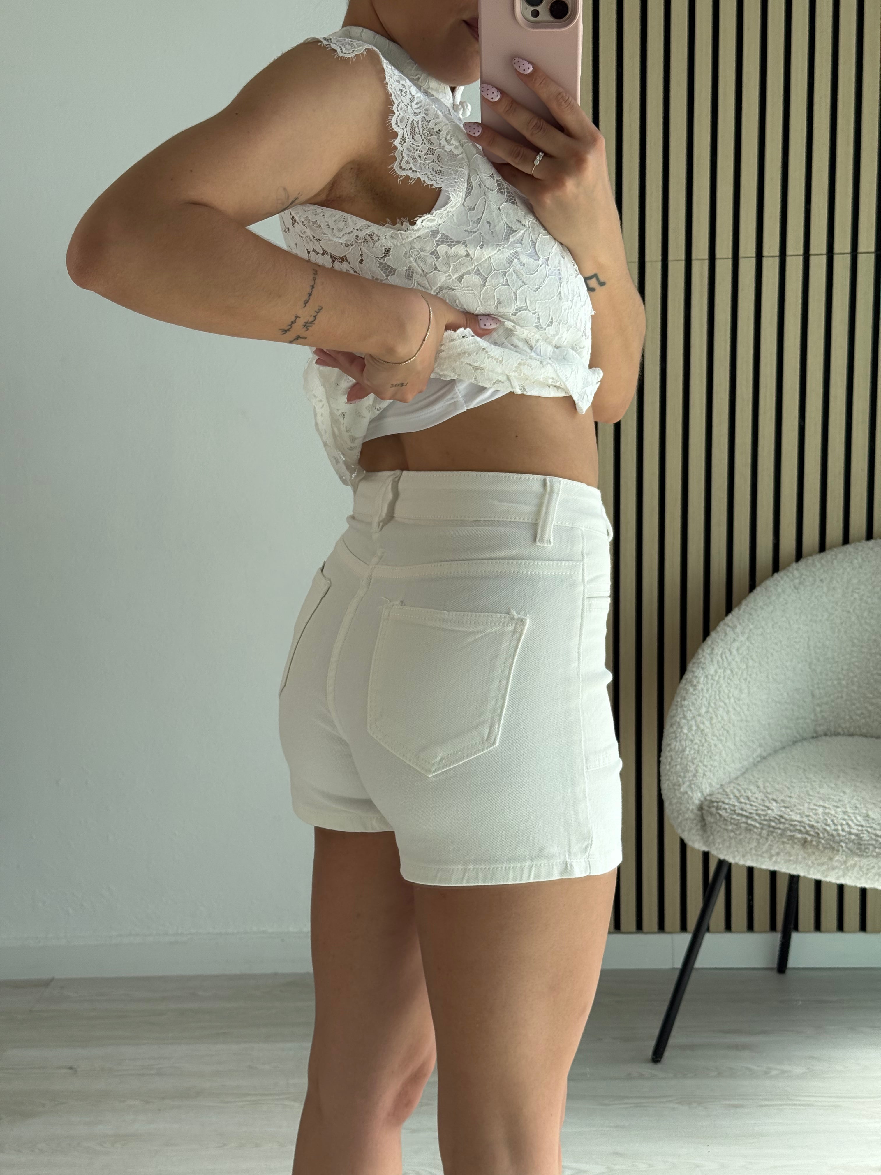 Short di jeans bianchi