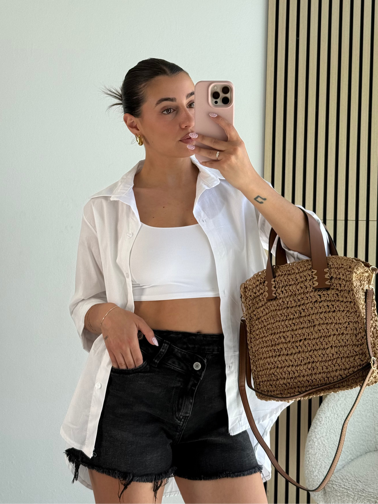 Short neri con bottone sfalsato