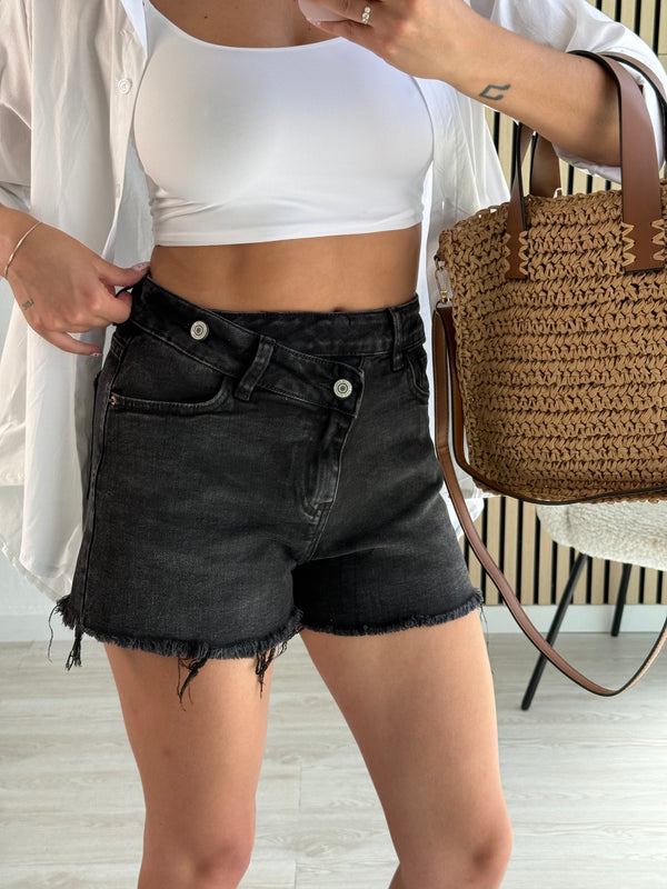 Short neri con bottone sfalsato